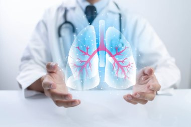 Pulmonolog doktor sanal akciğer sorunu ekranı gösteriyor. Sağlık hizmetleri tıbbi teknoloji kavramı.