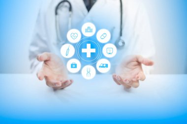 Doktor tıbbi ikonlar gösteriyor. Tıbbi teknoloji sanal ekran simgeleri. Sağlık ve tıbbi teknoloji hizmetleri kavramı.