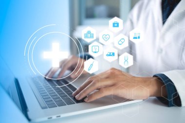 Doktor tıbbi ikonlar gösteriyor. Tıbbi teknoloji sanal ekran simgeleri. Sağlık ve tıbbi teknoloji hizmetleri kavramı.