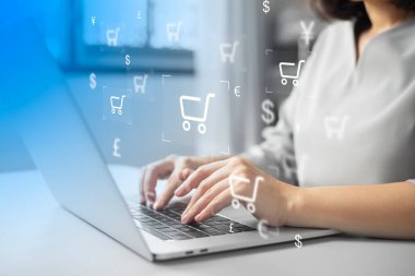 Alışveriş yapan kişi bilgisayarla online alışveriş yapıyor. Çevrimiçi ödeme seçeneği veya dijital cüzdan çevrimiçi işlem kavramı.