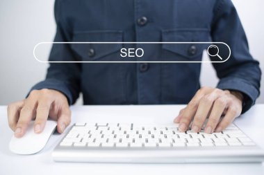 İş adamı web sitenizde arama çubuğu fonksiyonu kullanıyor. SEO arama teknolojisi, arama motoru optimizasyonu, bilgi aramak için bilgisayar klavyesini kullanan bir adam eli,