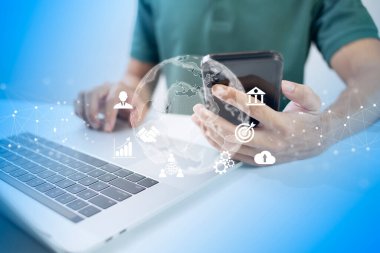 Meta-evrendeki sanal sosyal ve işlem ekranı. İş adamı akıllı telefonu internet ile çevrimiçi aktivite için kullanıyor, büyük veri teknolojisi tarafından küresel veri bağlantısı kavramı.