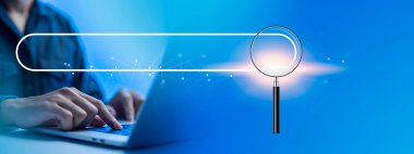 Arama teknolojisi, arama motoru optimizasyonu, web sitenizdeki arama çubuğu fonksiyonunu kullanarak bilgi aramak için laptop kullanan kişi. İKİ.