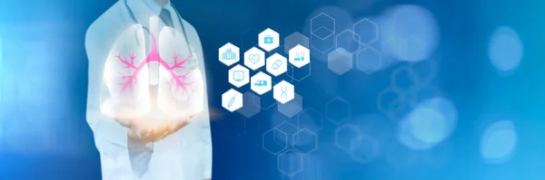 Pulmonolog doktor, akciğer sorunu olan tıbbi ikonların sanal ekranını gösteriyor. Sağlık hizmetleri tıbbi teknoloji kavramı.