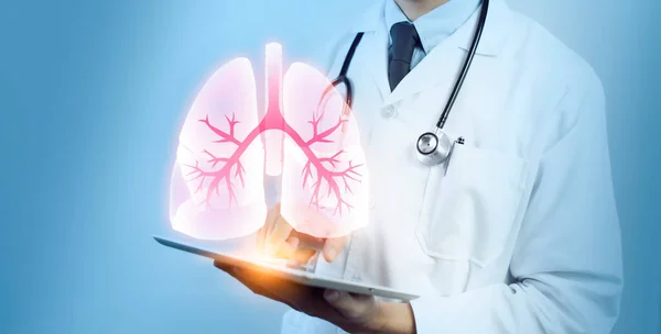 Médico Neumólogo Mostrando Pantalla Virtual Problema Médico Pulmonar Los Iconos —  Fotos de Stock