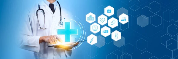 Läkare Toching Tablett Och Visar Medicinska Ikoner Medicinsk Teknik Ikoner — Stockfoto