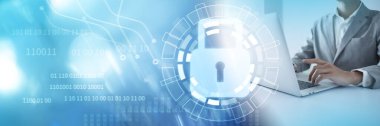 Siber güvenlik ve veri gizlilik koruması kavramı. Ve internet ağ güvenlik teknolojisi. Eller asma kilit simgesini gösteriyor. Dizüstü bilgisayar kullanan iş adamı.