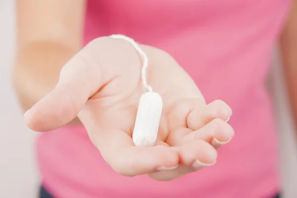 Mujer joven preparándose para la menstruación —  Fotos de Stock