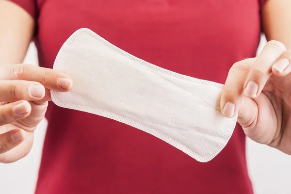 Ung kvinna anläggning menstruella pad — Stockfoto