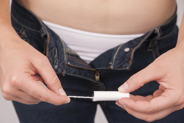 Jovem se preparando para a menstruação — Fotografia de Stock