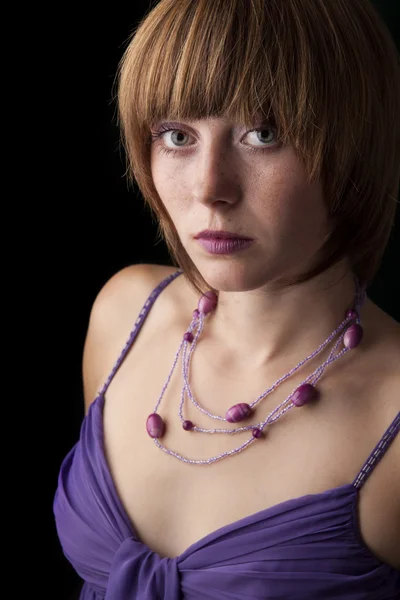 Mujer joven con maquillaje y vestido violeta —  Fotos de Stock