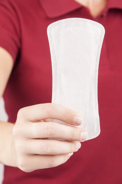 Mujer joven sosteniendo almohadilla menstrual —  Fotos de Stock