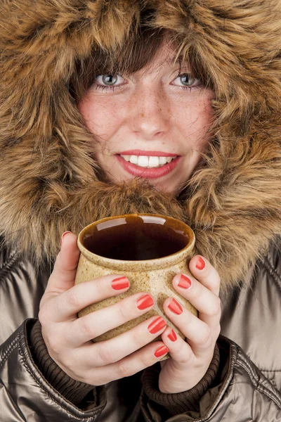 Jong meisje dragen winterjas opwarming van de aarde zelf — Stockfoto