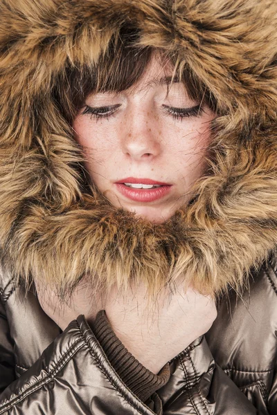 Jong meisje dragen winterjas opwarming van de aarde zelf — Stockfoto