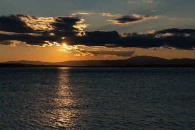 Hırvatistan kıyısındaki dağların üzerinde gün batımı. Akdeniz 'de bir yaz sahnesi.