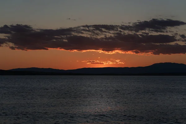 Afterglow over the mountains of the Croatian coast. A summer scene. — Stock Photo, Image