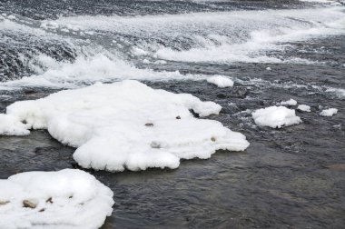 Soğuk bir kış gününde buzla dolu akıntılar.
