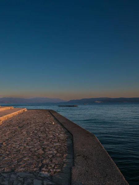 夕日に照らされたクロアチア沿岸のクエイ壁 — ストック写真