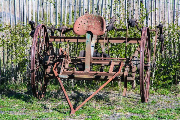 Old Fashioned Rusty Agricultural Machine Front Fence Sunlight — Stock Photo, Image