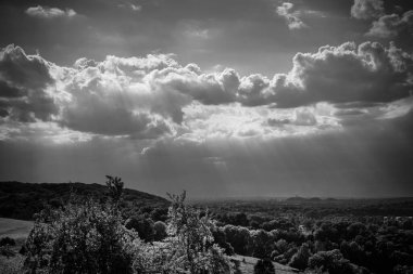 Manzara üzerindeki dramatik siyah beyaz resim Köln 'ün endüstriyel kuşağına. bulutların altında.