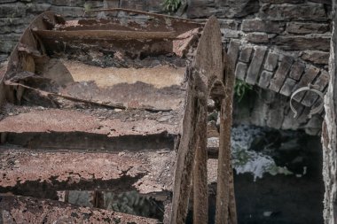 Paslı değirmen çarkı, her zamanki yerinde. Yakın plan.