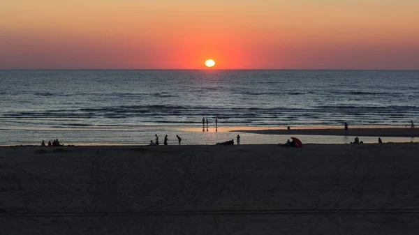 オランダ北海沿岸の日没を反映してビーチの人々 夏の風景 — ストック写真