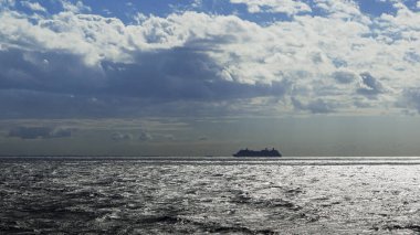 Karayipler 'in ufkunda seyreden bir yolcu gemisinin silueti..