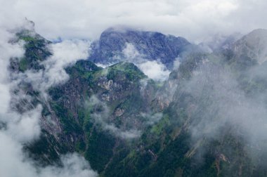 Bulutlu bir günde Alpler 'deki bir dağ sırasının mistik görüntüsü.