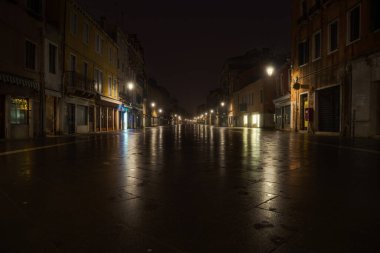Geceleri Venedik 'te Giuseppe Garibaldi Caddesi' nde. Islak koşullar.