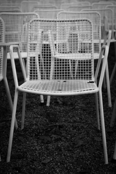 Des Rangées Chaises Jardin Métal Blanc Devant Une Scène Extérieure — Photo