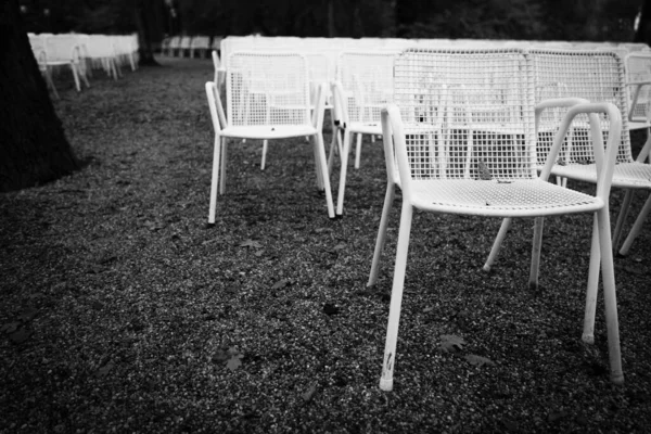 Rzędy Białych Metalowych Krzeseł Ogrodowych Przed Sceną Zewnętrzną Seria 1Of6 — Zdjęcie stockowe