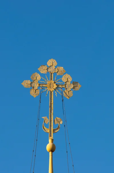 Uma cruz ortodoxa no fundo do céu azul — Fotografia de Stock