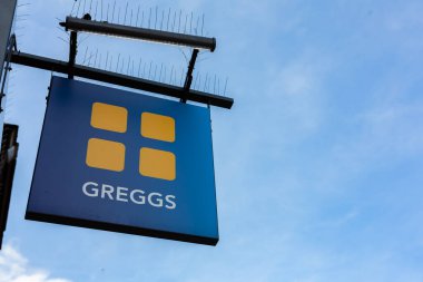 Felixstowe Suffolk UK 17 Eylül 2021: Greggs mağaza logosu açık mavi bir yaz gökyüzüne karşı izole edilmiş