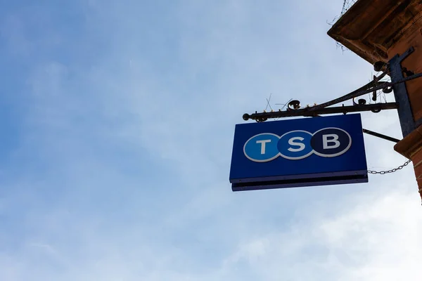 Felixstowe Suffolk UK 17 Eylül 2021: TSB mağaza logosu açık mavi bir gökyüzüne karşı izole edilmiş