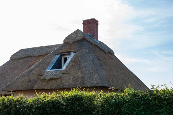 Ein Kleiner Bungalow Wird Renoviert Das Dach Wird Reetgedeckt Damit — Stockfoto