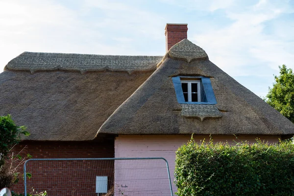 Ein Kleiner Bungalow Wird Renoviert Das Dach Wird Reetgedeckt Damit — Stockfoto