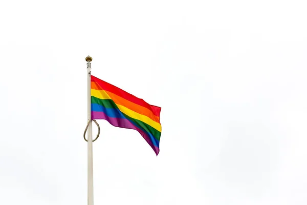 Primer Plano Una Bandera Lgbt Arco Iris Ondeando Contra Cielo Fotos de stock libres de derechos