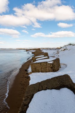 Kar, Suffolk 'taki İngiliz kıyı şeridi boyunca beton tank tuzaklarını kapladı. 2. Dünya Savaşı 'nda İngiltere' yi Alman işgalinden koruyan müttefik savunmanın kalıntıları.