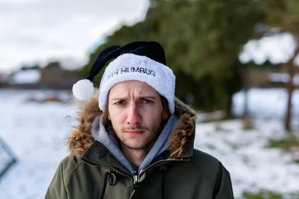 Jeune Homme Grincheux Portant Chapeau Père Noël Noir Avec Les — Photo