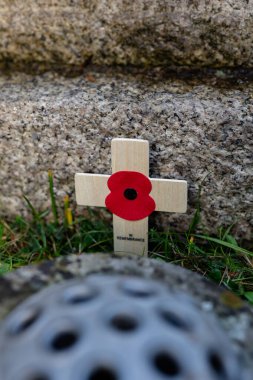 Woodbridge Suffolk İngiltere 11 Kasım 2021: Poppy 'i bir savaş anıtının önüne bırakılmış ahşap bir haçın üzerinde anmak