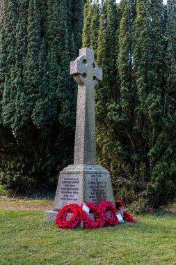 Woodbridge Suffolk UK 11 Kasım 2021: Kırmızı haşhaş çelenkleri, savaş ölüsü Suffolk UK anısına bir savaş anıtı hazırladı