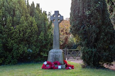 Woodbridge Suffolk UK 11 Kasım 2021: Kırmızı haşhaş çelenkleri, savaş ölüsü Suffolk UK anısına bir savaş anıtı hazırladı