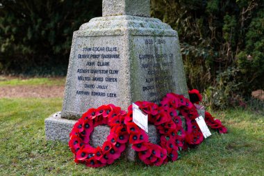 Woodbridge Suffolk UK 11 Kasım 2021: Kırmızı haşhaş çelenkleri, savaş ölüsü Suffolk UK anısına bir savaş anıtı hazırladı