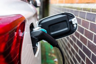 Suffolk, İngiltere 'de halka açık bir otoparkta elektrik yüklü bir araba.