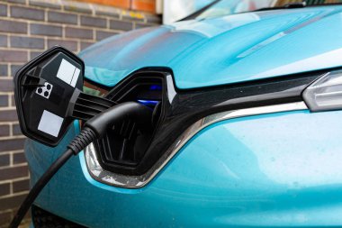 Suffolk, İngiltere 'de halka açık bir otoparkta elektrik yüklü bir araba.