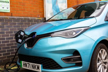 Felixstowe Suffolk UK 13 Kasım 2021: Suffolk, İngiltere 'de halka açık bir otoparkta 2021 model elektrikli Renault Zoe şarj ediliyor