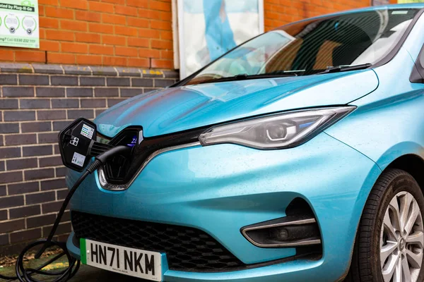 Felixstowe Suffolk UK 13 Kasım 2021: Suffolk, İngiltere 'de halka açık bir otoparkta 2021 model elektrikli Renault Zoe şarj ediliyor