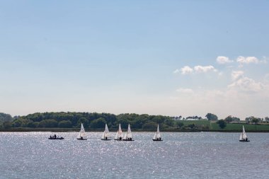 Woodbridge, Suffolk, İngiltere, 29 Mayıs 2021: Deben nehrinde güneşli bir yaz gününde yerel yelkencilik kulübü
