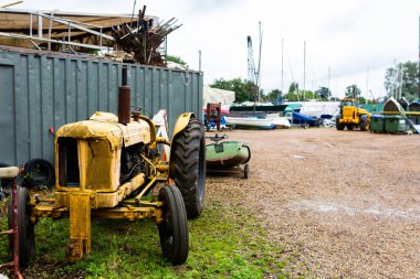 Yıllarca çiftlikte kullanılmış ama yavaş yavaş paslanıp dağılan eski bir traktör.
