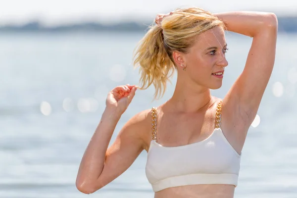 Jong Aantrekkelijk Blond Meisje Met Perfect Sport Lichaam Bikini Een — Stockfoto